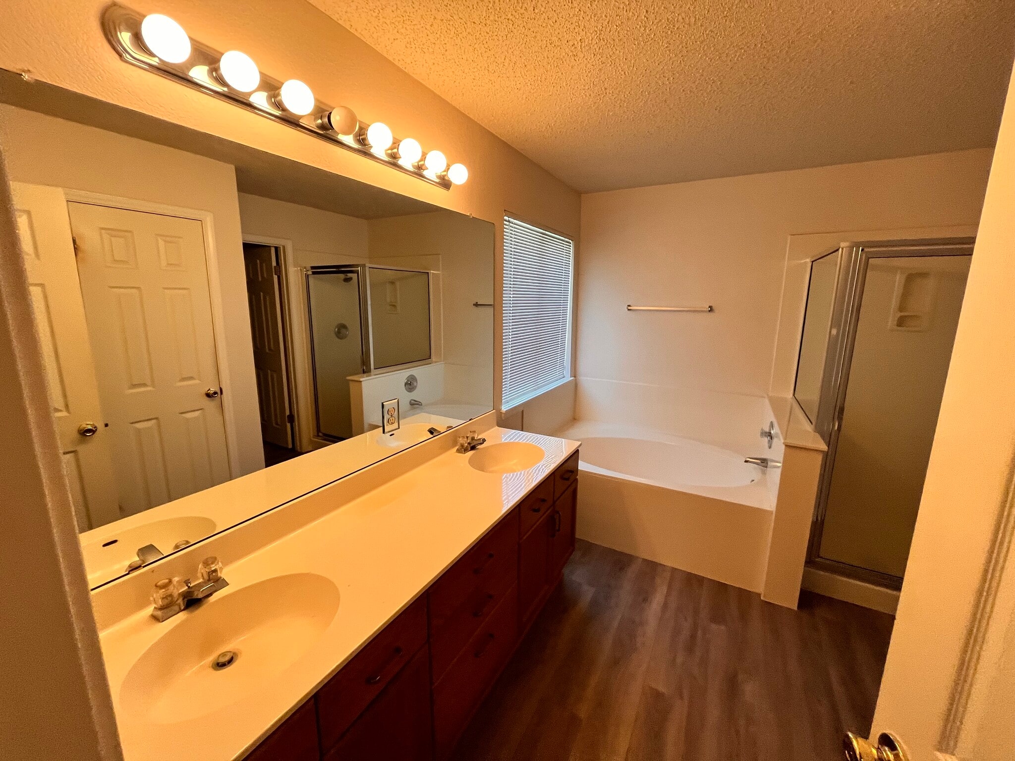 Master bath - 8106 Hawick Dr