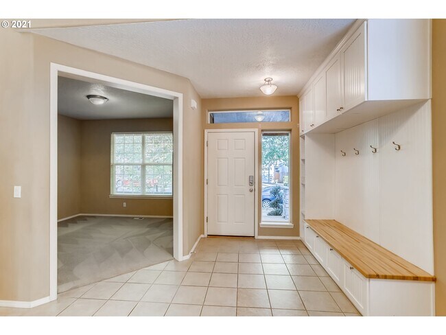 Building Photo - 5683 NE Daventry St