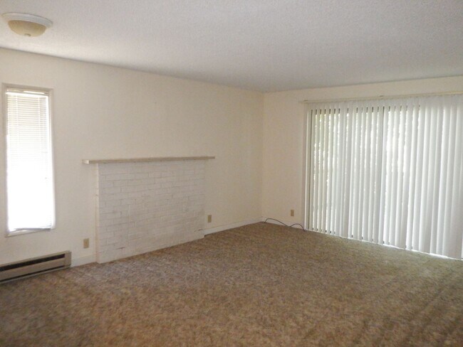 Building Photo - NE Bend 2bed/1.5bath Townhome near St Charles