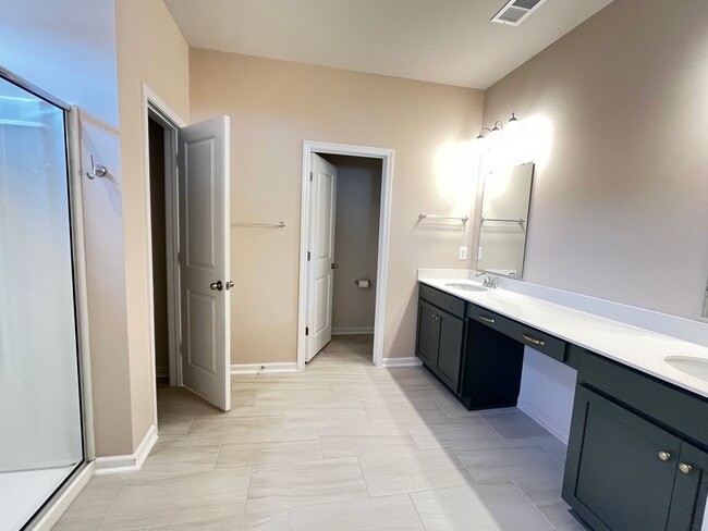 Building Photo - 1016 Chester Gln Ct