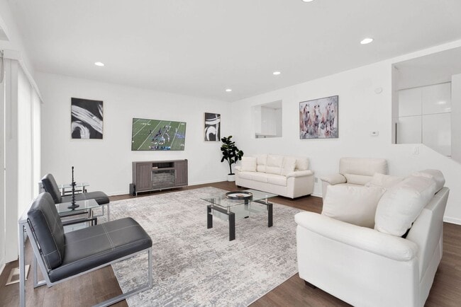 Building Photo - 3BD ROOM RANCH - PRIVATE LOT - FURNISHED -...