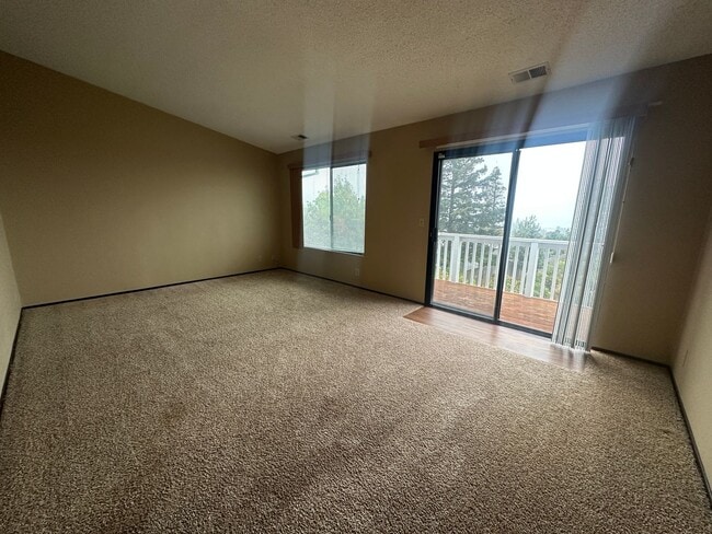 Building Photo - Three bedroom Clearview Circle Condo!