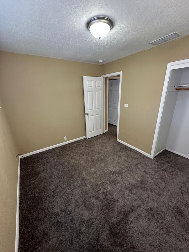 Building Photo - 4 bedroom 1 bath