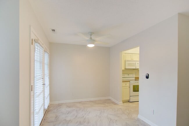 Building Photo - 2 Bed, 2 Bath Centrally Located Condo in G...