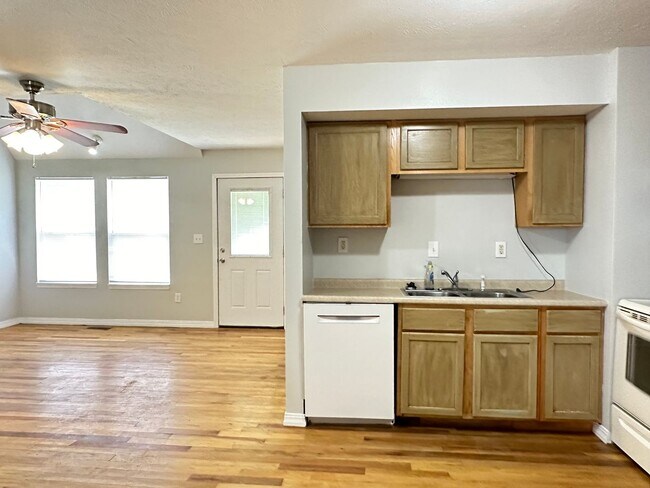 Building Photo - This 3 Bedroom Basement Duplex in Ozark is...