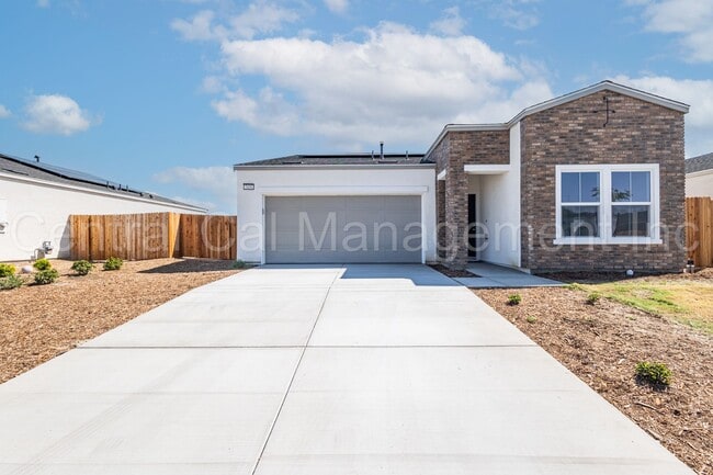Building Photo - 4 Bedroom, 2 Bath Home with Solar in the S...