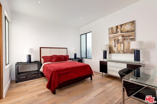 Building Photo - 920 Linda Flora Dr