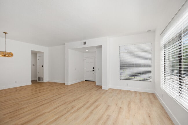 Building Photo - 31 Oak Knolls