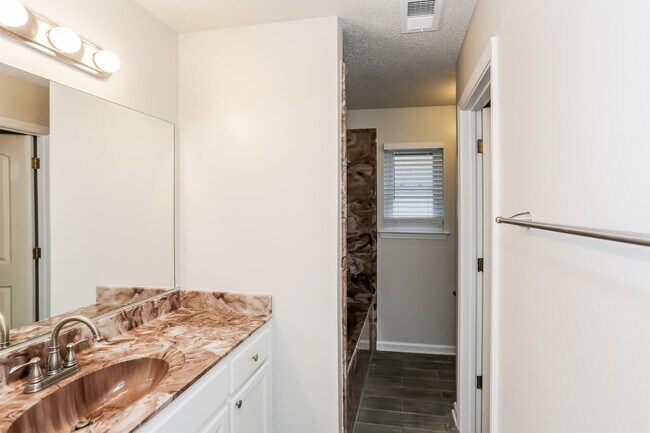Building Photo - 10426 Redmond Cir N