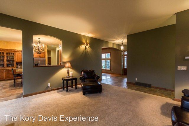 Building Photo - 2808 S Saint Charles Ln