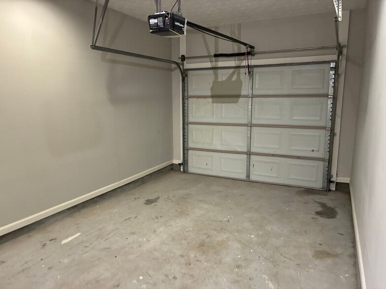 Building Photo - Room in Townhome on Stone Gate Way