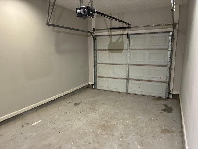 Building Photo - Room in Townhome on Stone Gate Way