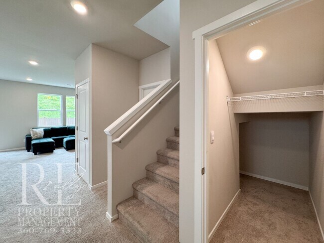 Building Photo - Bright 2024-Built Home with Modern Finishes & Fully Fenced Yard