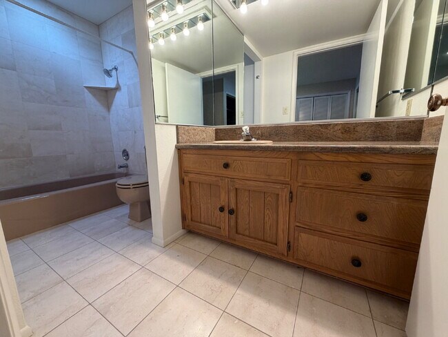 Building Photo - Lakeridge Shores Home!