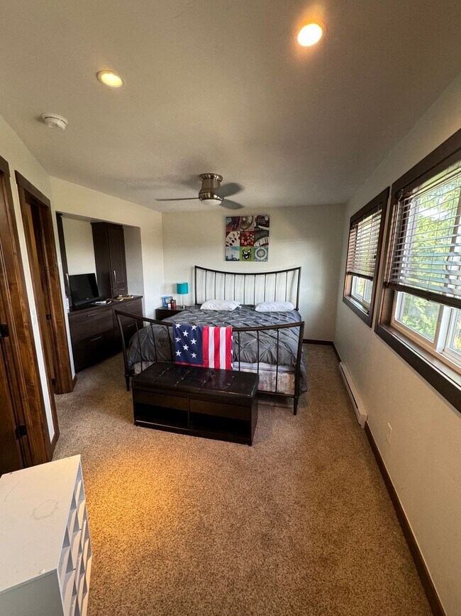 Building Photo - Woodworks Townhome- 3 Bedroom/3 Bath Unit w/Updated kitchen on the Bus Route