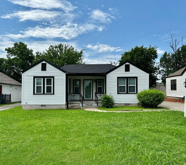 Building Photo - 3 Bedroom