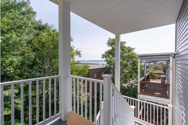 Building Photo - 33 Covington St