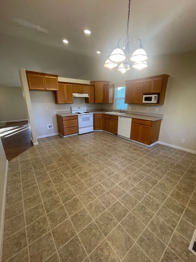 Building Photo - Convieniently located charming three bedroom duplex with modern updates!