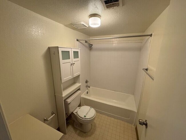 Building Photo - 1 Bedroom Central location with AC!!