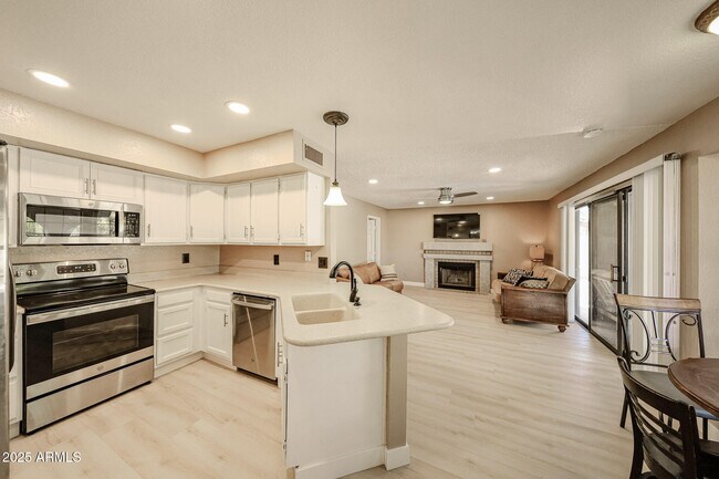 Building Photo - 5440 W Beryl Ave