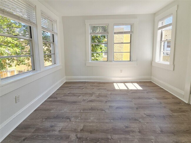 Building Photo - 2007 SW 10th St