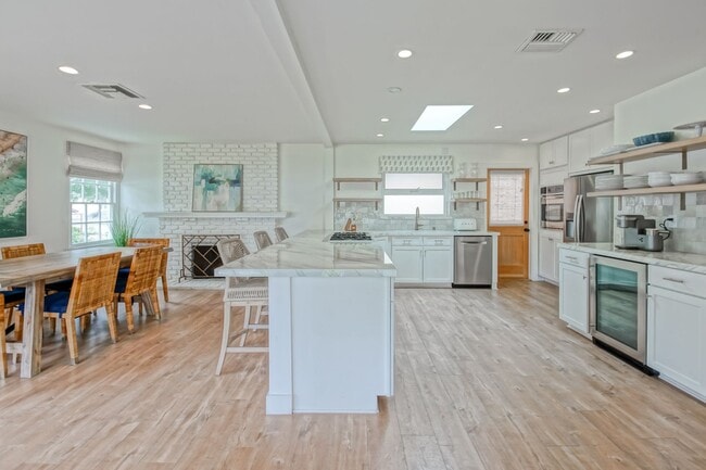 Building Photo - BEAUTIFULLY REMODELED (FURNISHED), 3BR3BA ...