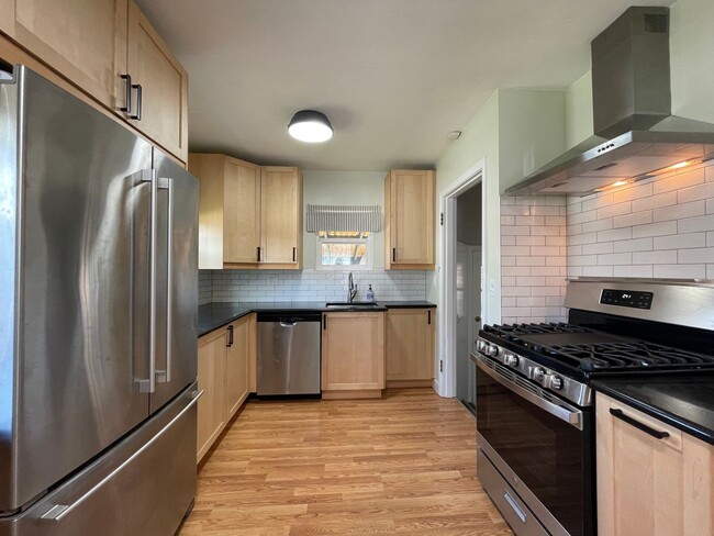 Building Photo - St. Johns 1940s 2Bd 1Ba home with updated Kitchen and a Basement! Features a Stained glass Outdoo...