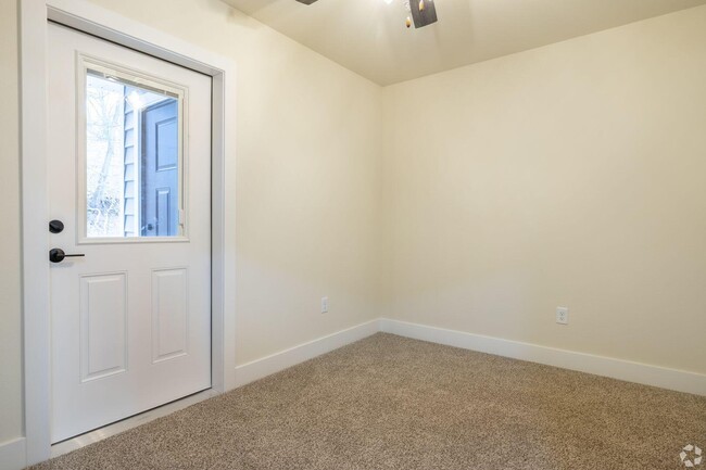 Building Photo - 117 Eiche Dr