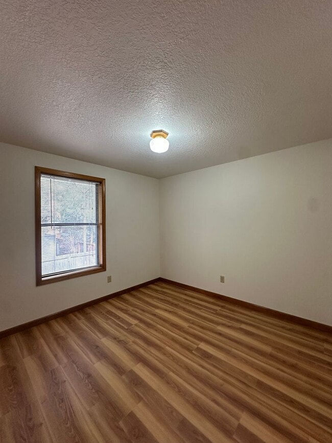 Building Photo - Updated SW Bend Home with Large Backyard!