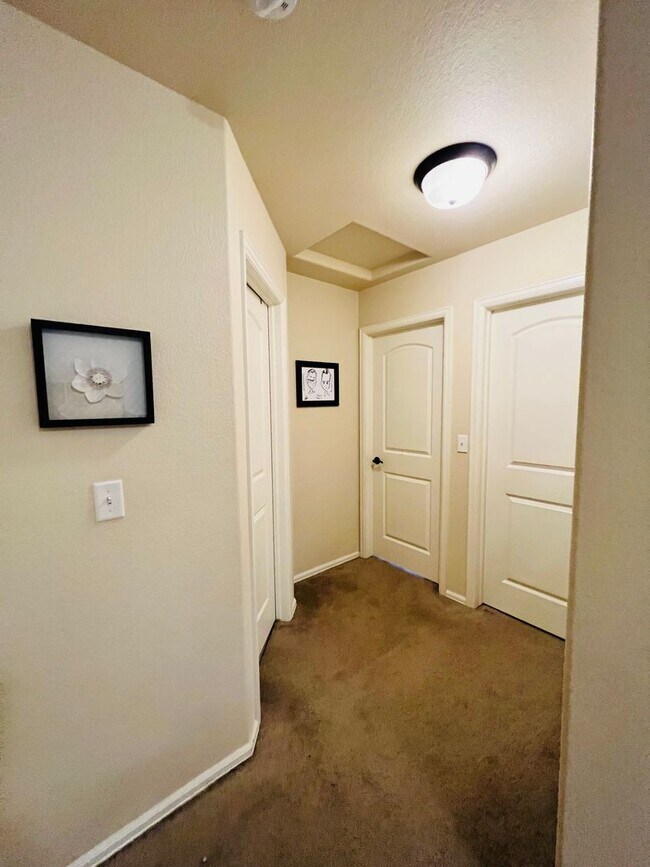 Building Photo - Gorgeous 3 bed/2.5 bath home with 3-CAR TA...