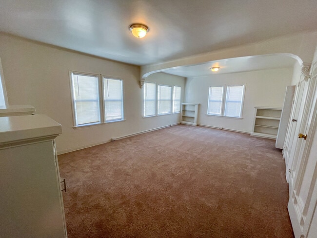 Building Photo - 1452 W 39th St