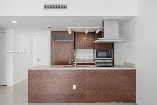 Building Photo - 495 Brickell Ave