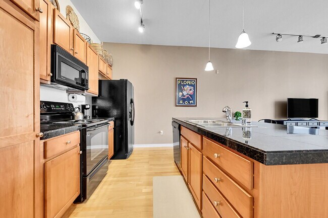 Building Photo - Immaculate, Fully Furnished  1-Bed 1-Bath Condo- Available Now!