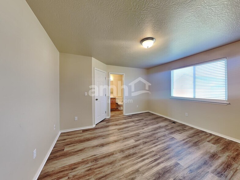 Building Photo - 12556 W Lewisburg Dr