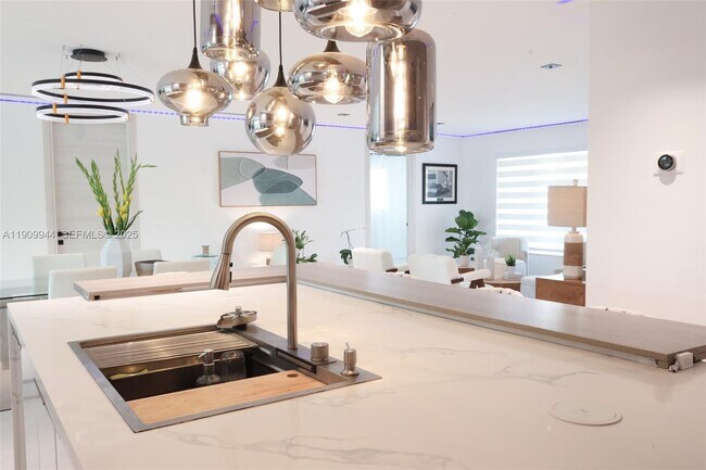 Building Photo - 2537 SE 10th Ct