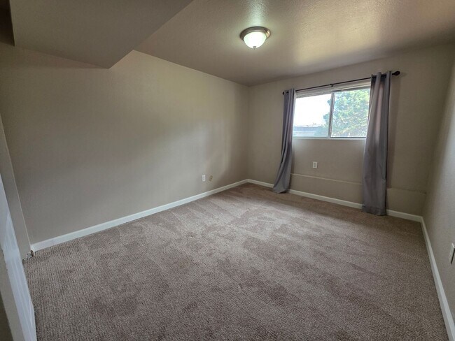 Building Photo - Beautiful 4 Bed, 2 Bath Home In The Heart Of Colorado Springs!!!