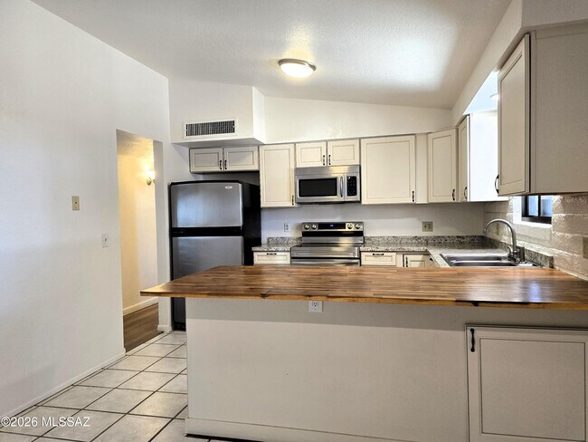 Building Photo - 2351 W Placita Algodon