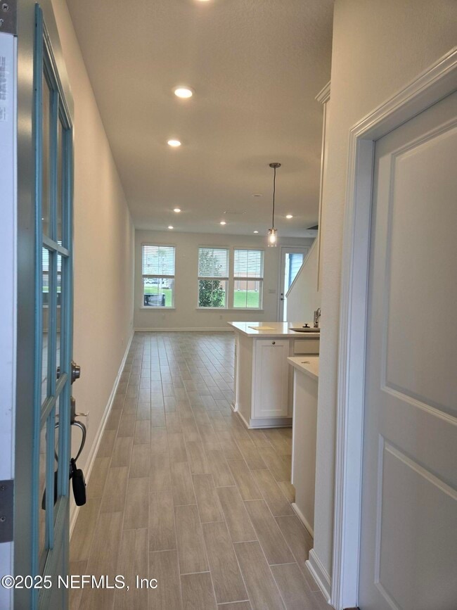 Building Photo - 203 Brandon Lks Dr