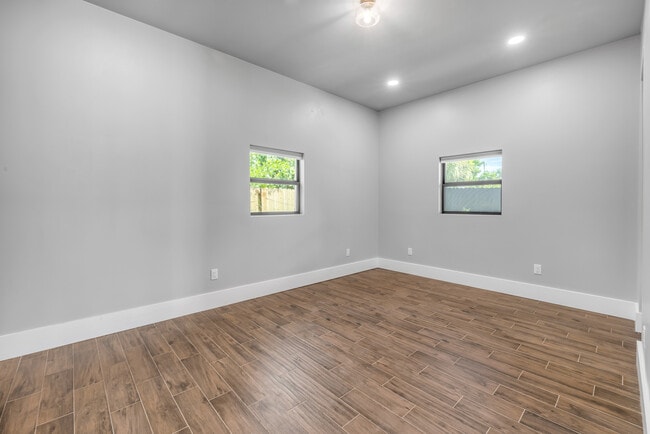 Building Photo - 1707 N Peninsula Ave