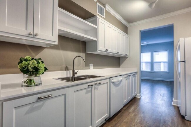 Building Photo - 1341 Cortlandt St