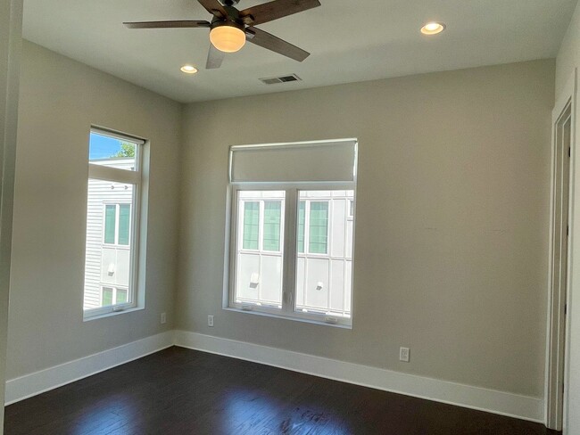 Building Photo - End-unit townhome in Westside Atlanta