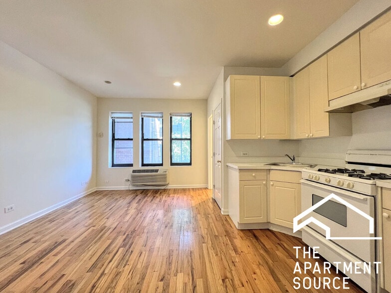 Building Photo - 928 W Dakin St