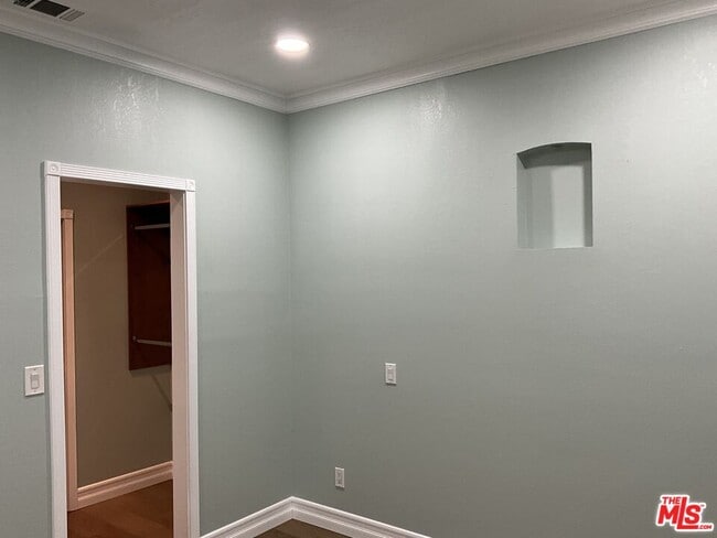 Building Photo - 6106 Rockne Ave