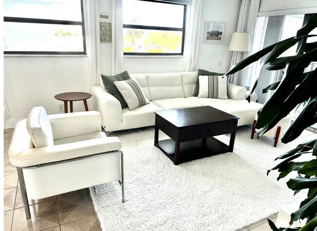 Building Photo - 1975 SE 3rd St