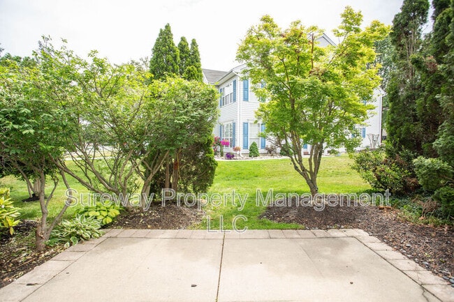 Building Photo - 605 Doral Dr