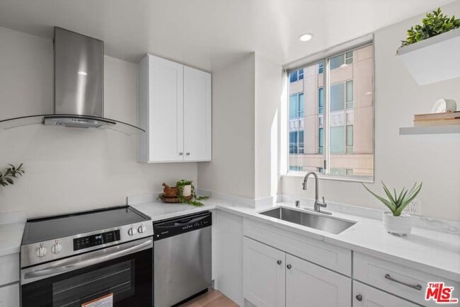 Building Photo - 10747 Wilshire Blvd