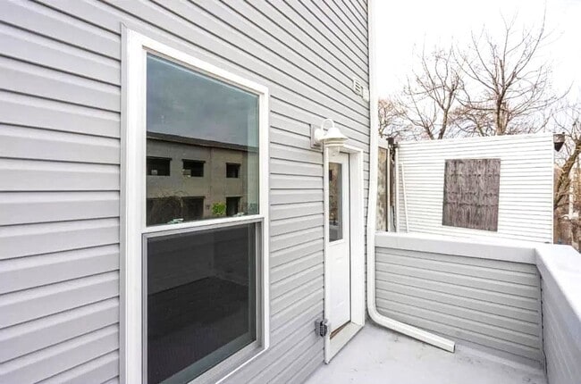 Building Photo - Gorgeous 3-Bedroom Townhome with Finished Basement and Rooftop Deck! Available mid-June!