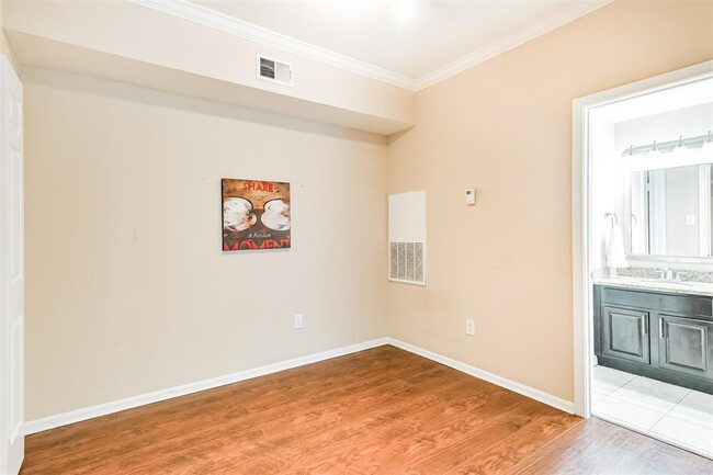 Building Photo - 2255 Braeswood Park Dr