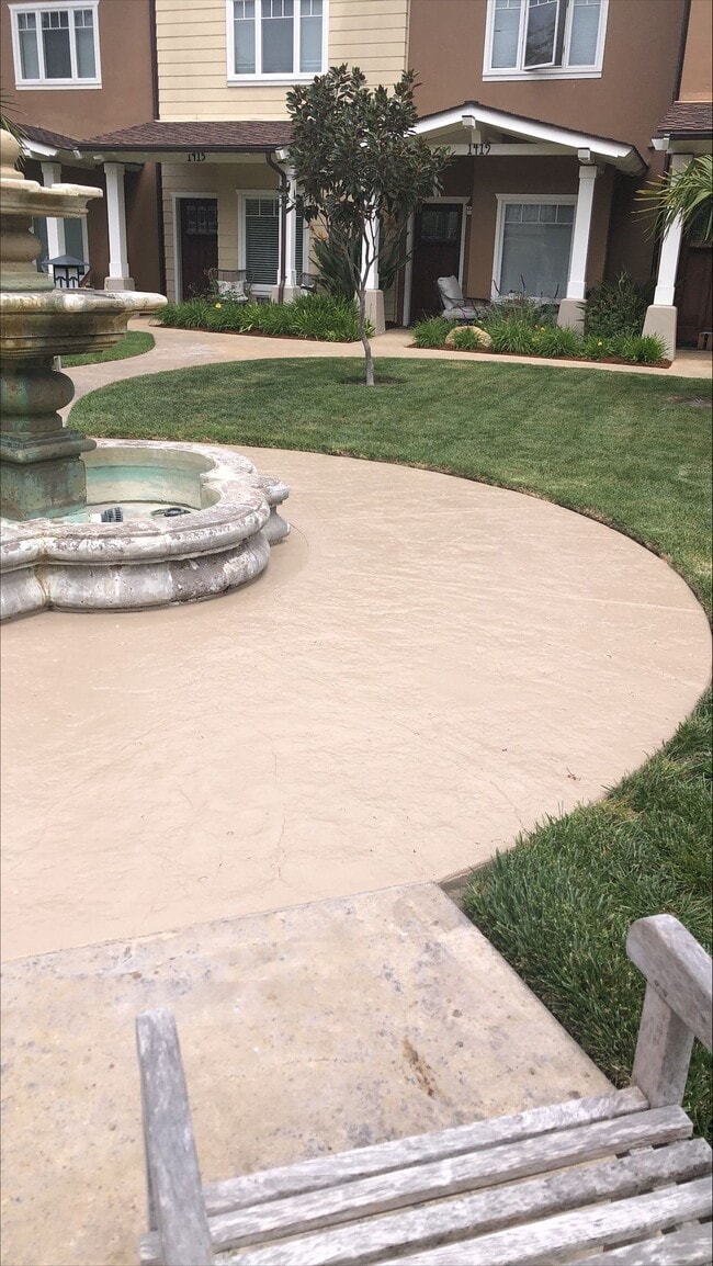 Building Photo - Beautiful Two-Story Townhouse With Garage!!