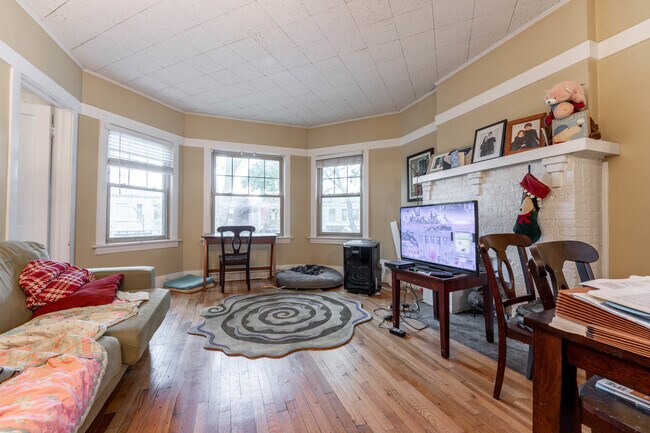 Building Photo - 2227 W Leland Ave